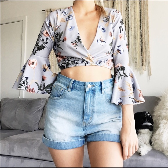 Tops - ❌SOLD❌Pretty little things floral crop top